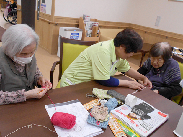 ケアホーム藤井寺の編み物教室