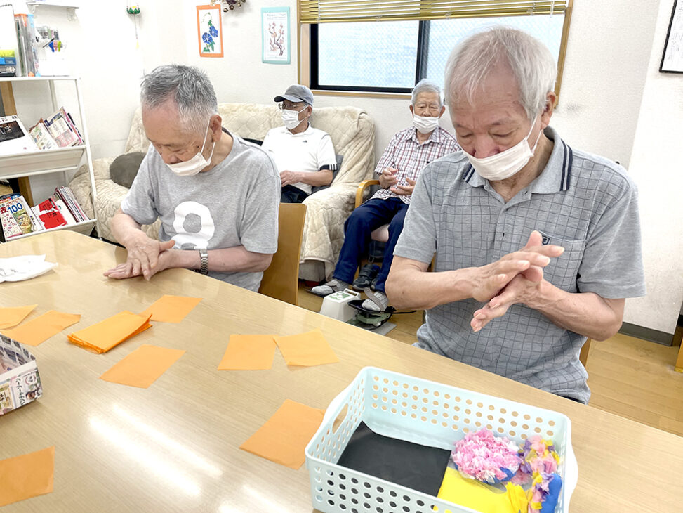 みんなで作った「ひまわり」が完成！（リハビリプラザなでしこ）