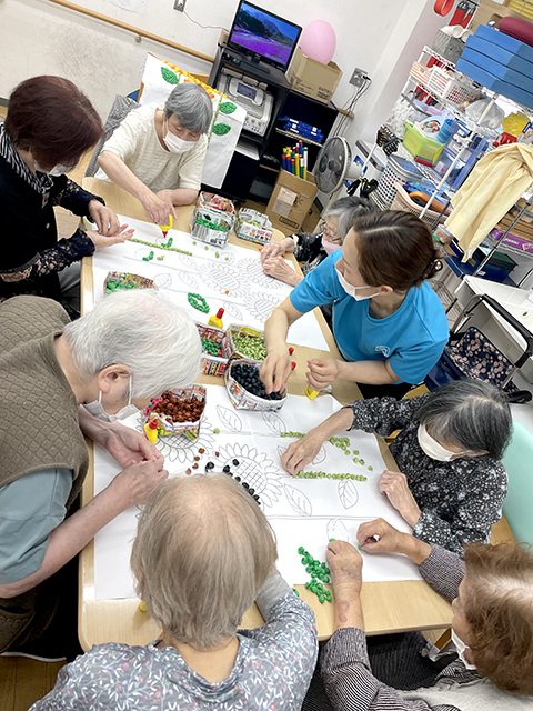 みんなで作った「ひまわり」が完成！（リハビリプラザなでしこ）1